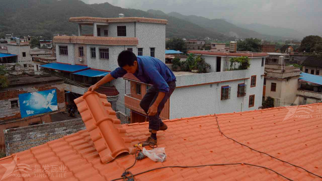 合成樹脂瓦與鐵皮瓦在性能和優(yōu)點上的區(qū)別和差異？