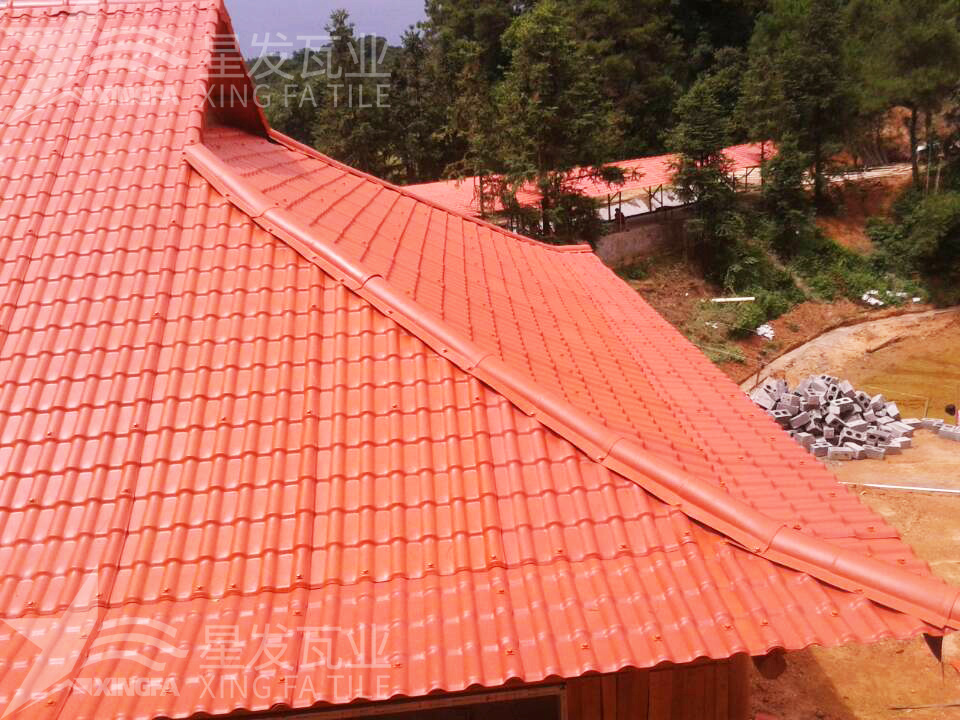 潮濕天氣不是問(wèn)題！樹(shù)脂瓦輕松應(yīng)對(duì)挑戰(zhàn)！